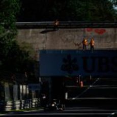 Karun Chandhok en los libres de Monza con el óvalo de fondo