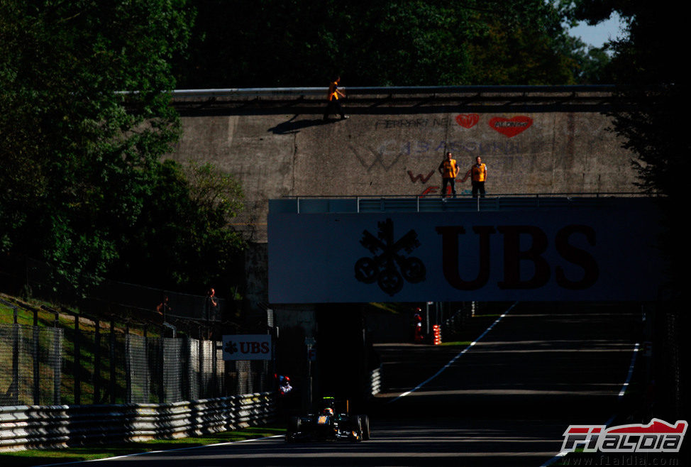 Karun Chandhok en los libres de Monza con el óvalo de fondo