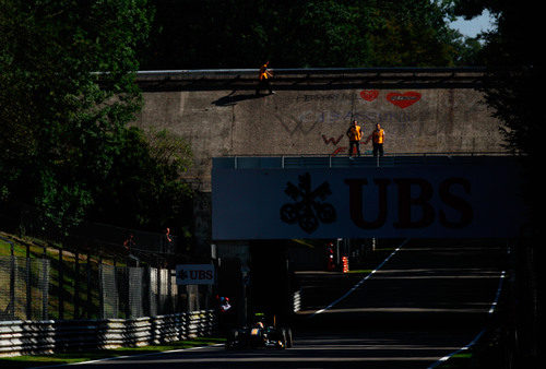 Karun Chandhok en los libres de Monza con el óvalo de fondo