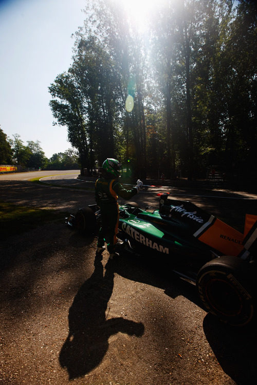 Kovalainen con problemas en su T128 en Monza