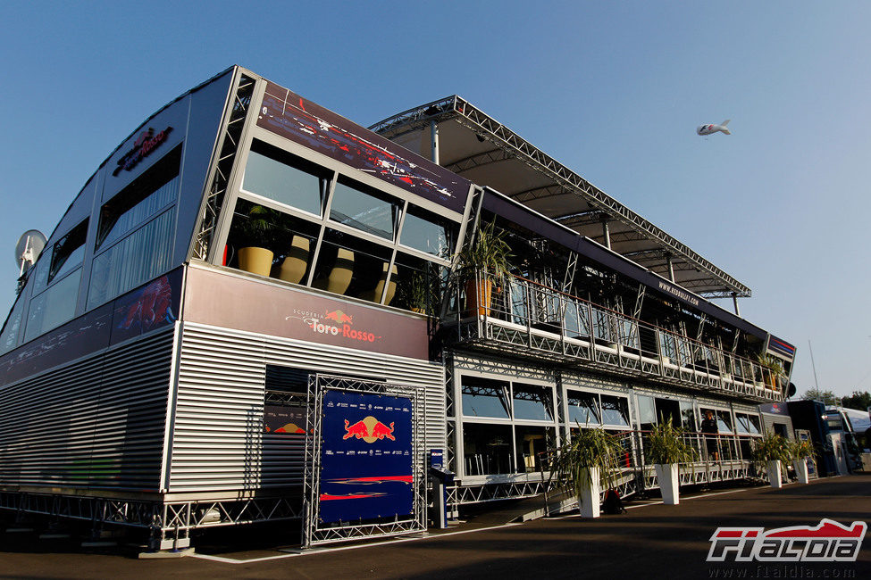 El 'motorhome' de Red Bull en el GP de Italia 2011