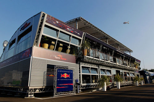 El 'motorhome' de Red Bull en el GP de Italia 2011