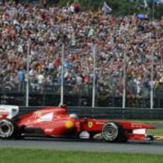 Fernando Alonso pasa ante la afición del GP de Italia 2011