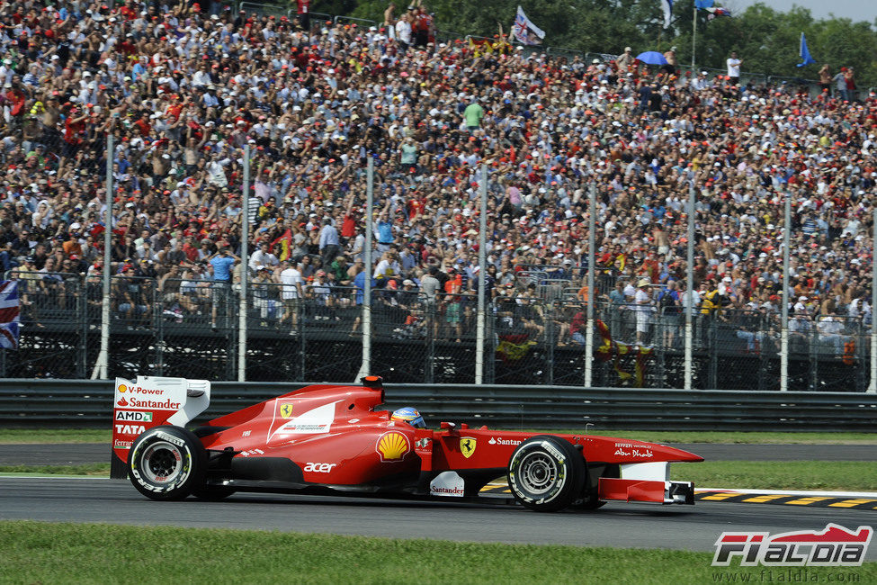 Fernando Alonso pasa ante la afición del GP de Italia 2011