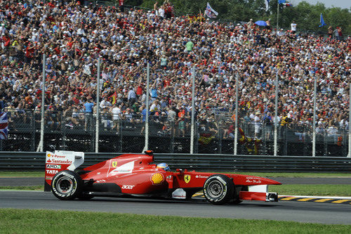 Fernando Alonso pasa ante la afición del GP de Italia 2011