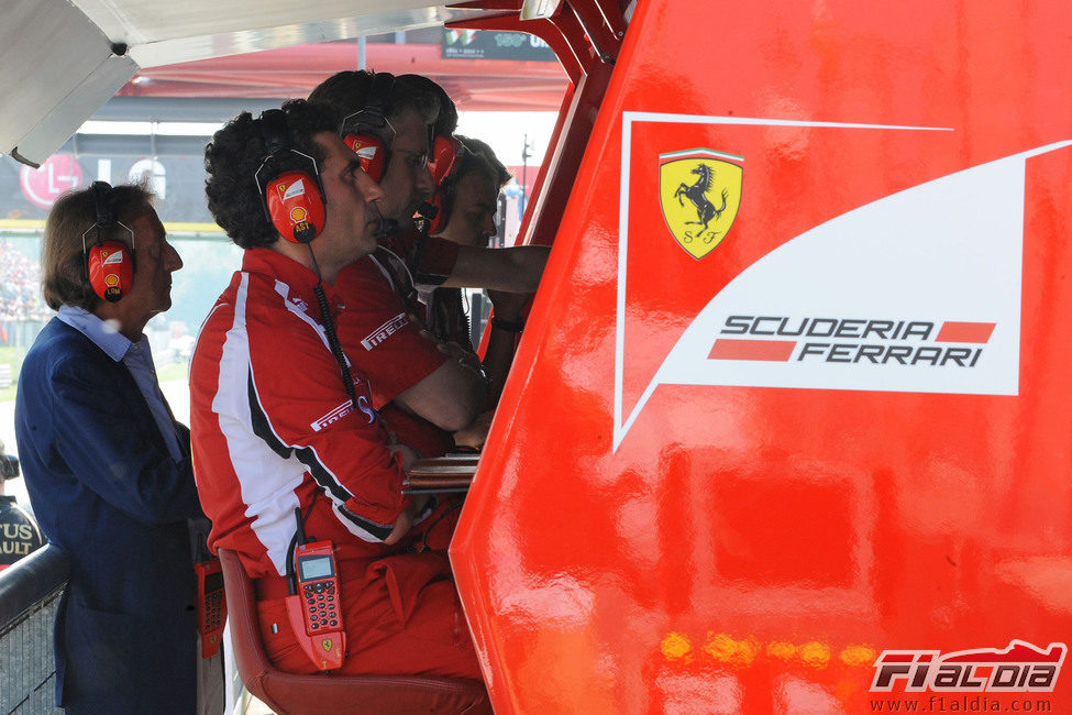 El muro de Ferrari durante la clasificación del GP de Italia 2011