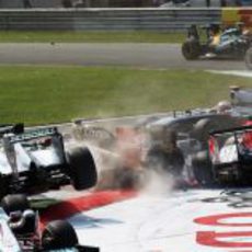 Tremendo accidente en la primera curva del GP de Italia 2011