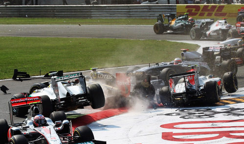 Tremendo accidente en la primera curva del GP de Italia 2011