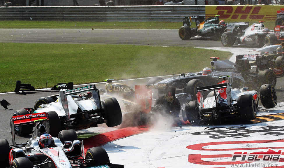 Tremendo accidente en la primera curva del GP de Italia 2011