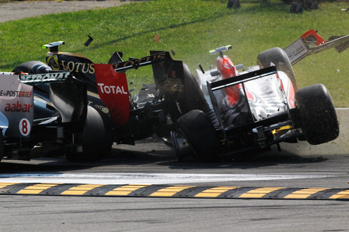 Liuzzi se llevó por delante a Petrov y Rosberg