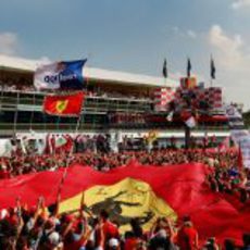 Impresionante afición bajo el podio de Monza 2011