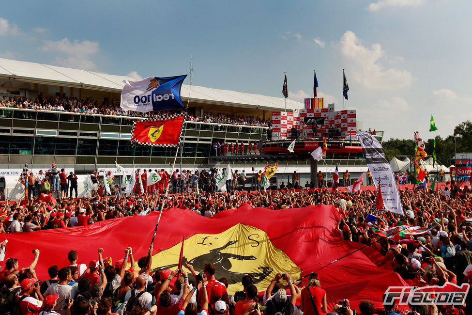 Impresionante afición bajo el podio de Monza 2011