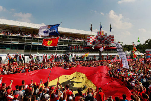 Impresionante afición bajo el podio de Monza 2011