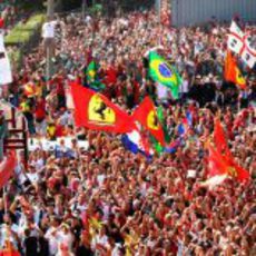 Fernando Alonso y la afición emocionados en el GP de Italia 2011