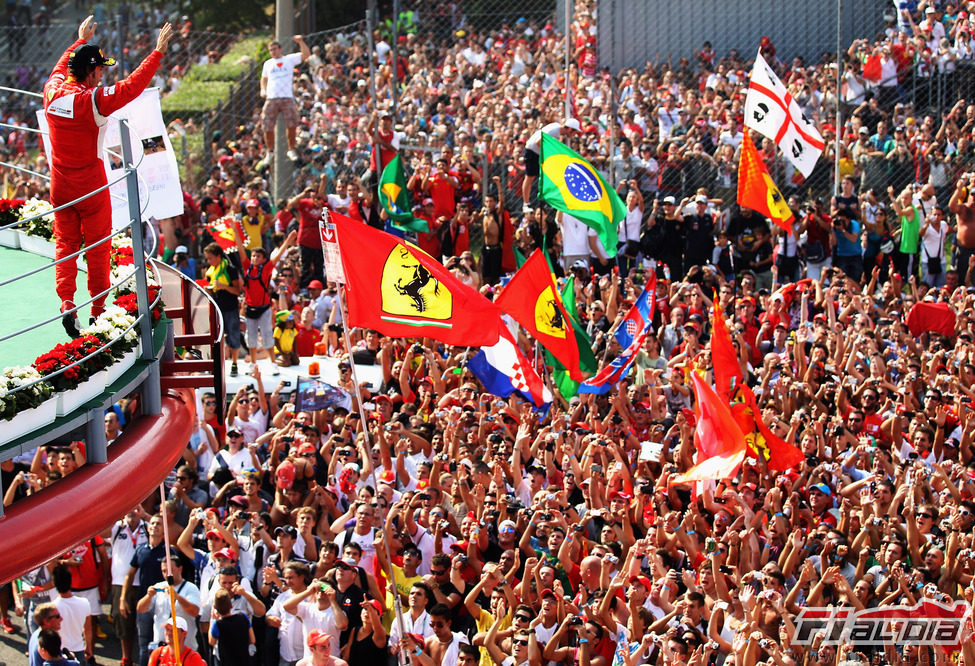 Fernando Alonso y la afición emocionados en el GP de Italia 2011