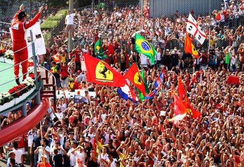 Fernando Alonso y la afición emocionados en el GP de Italia 2011