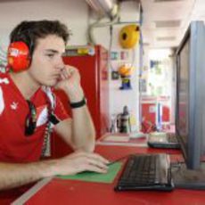 Jules Bianchi espera su momento de subirse al Ferrari