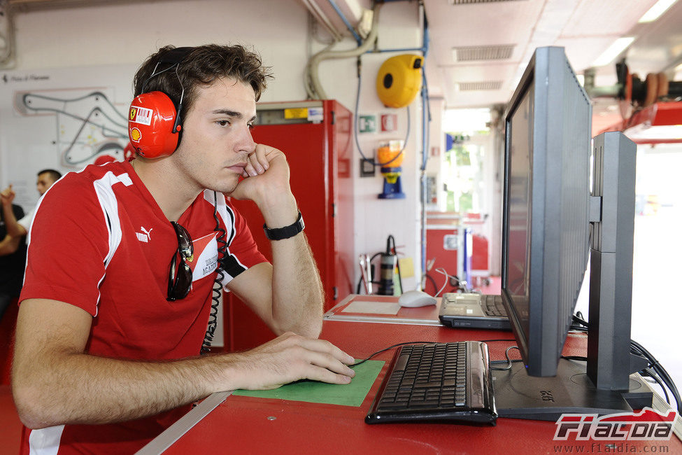 Jules Bianchi espera su momento de subirse al Ferrari