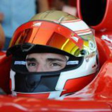 Jules Bianchi sentado en el Ferrari