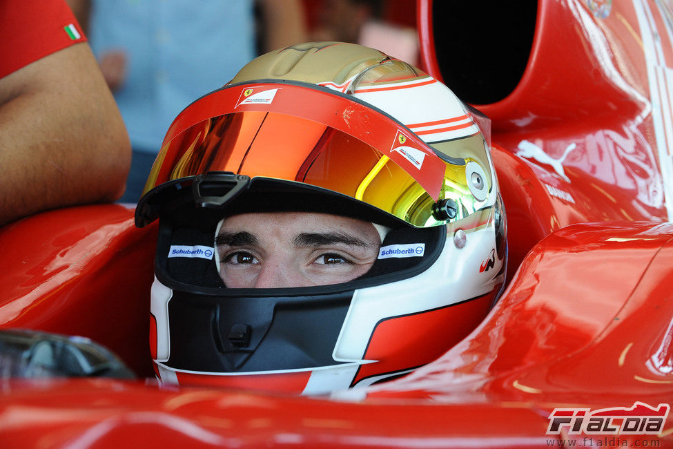 Jules Bianchi sentado en el Ferrari