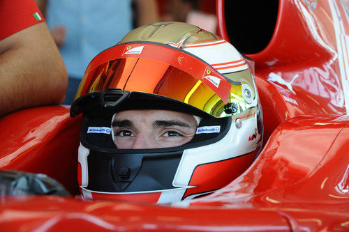 Jules Bianchi sentado en el Ferrari