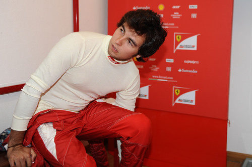 Sergio Pérez vestido de rojo Ferrari