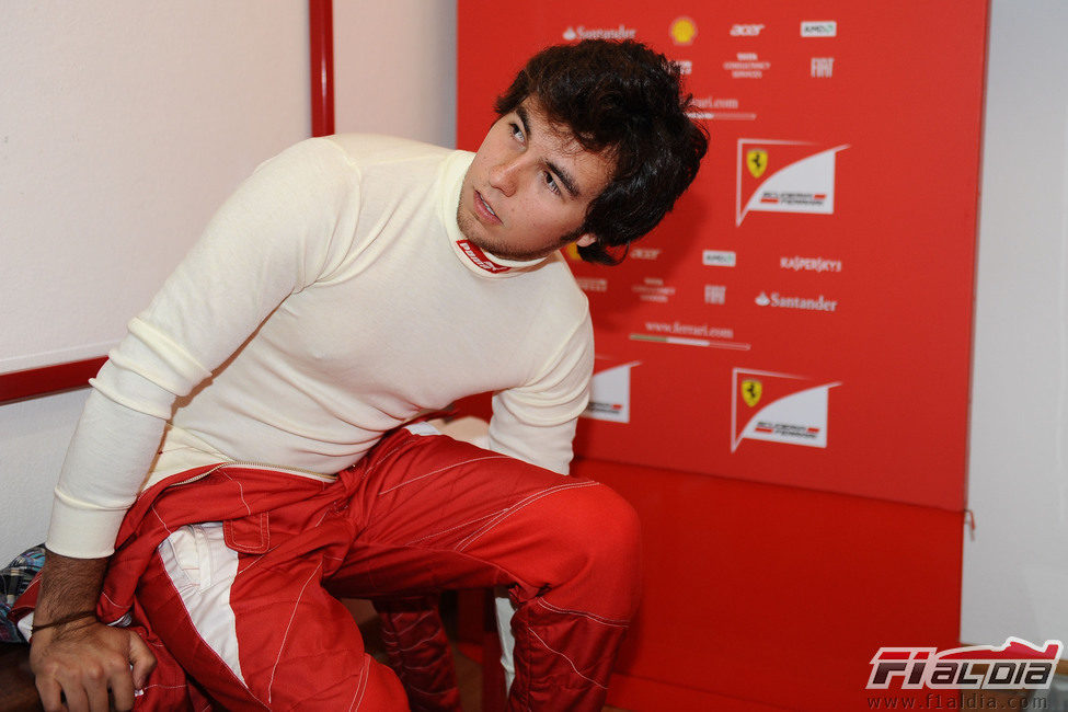 Sergio Pérez vestido de rojo Ferrari