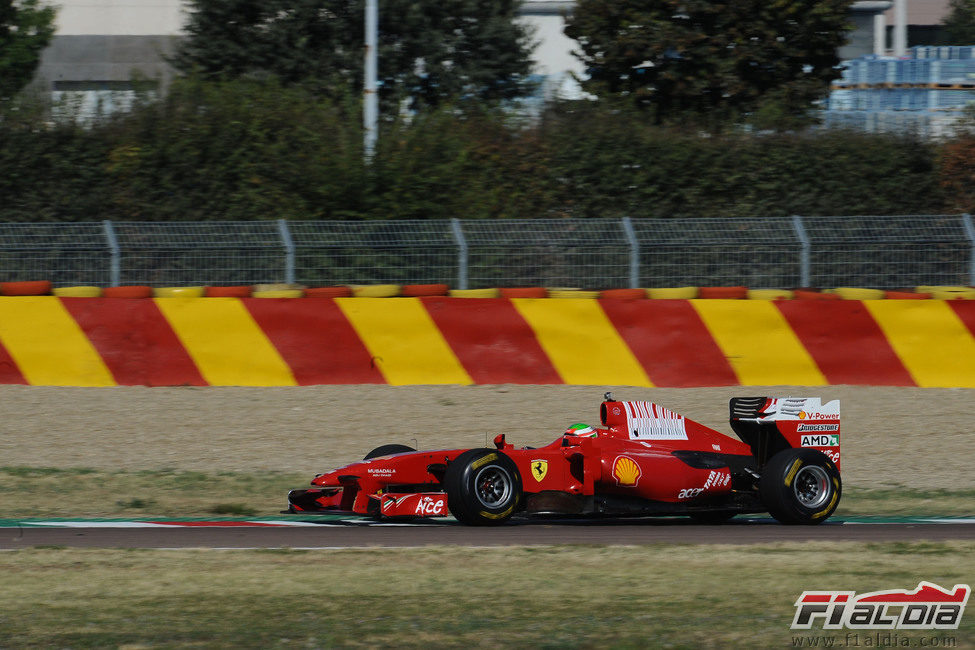 Pérez rueda con el Ferrari F60 en Fiorano