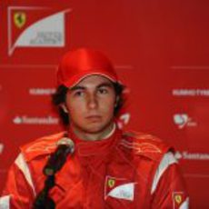 Rueda de prensa de Sergio Pérez con los colores de Ferrari