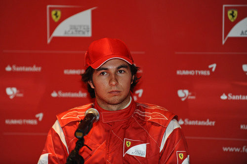 Rueda de prensa de Sergio Pérez con los colores de Ferrari