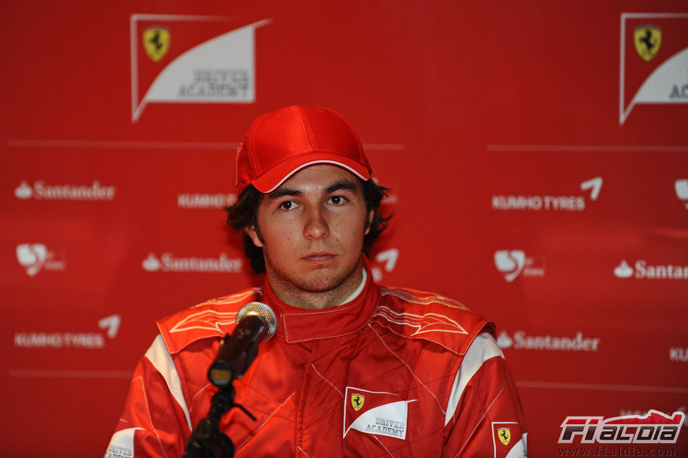 Rueda de prensa de Sergio Pérez con los colores de Ferrari
