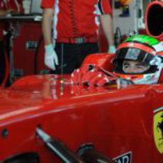 Sergio Pérez sentado en el Ferrari F60