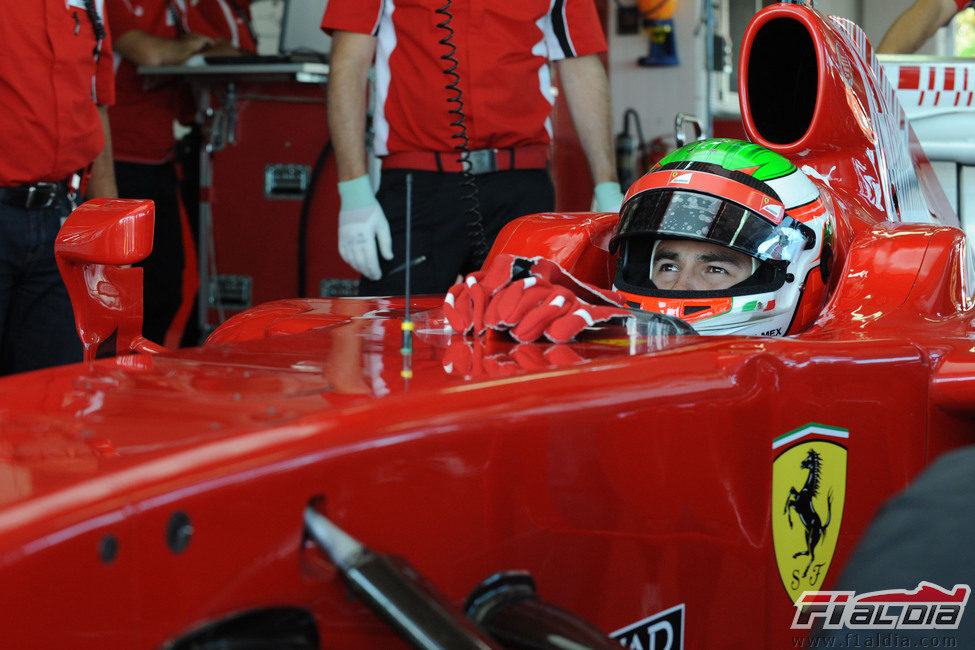 Sergio Pérez sentado en el Ferrari F60