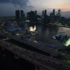 Cae la noche sobre la ciudad de Singapur