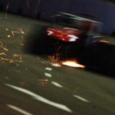 Saltan chispas del Ferrari de Fernando Alonso en Singapur