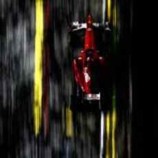 Fernando Alonso rueda con su Ferrari por las calles de Singapur