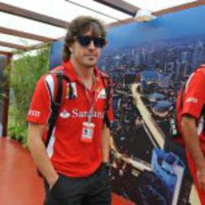 Fernando Alonso llega al circuito de Singapur