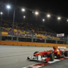 Alonso rueda en los libres del GP de Singapur 2011