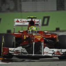 Felipe Massa rueda en los libres del GP de Singapur 2011