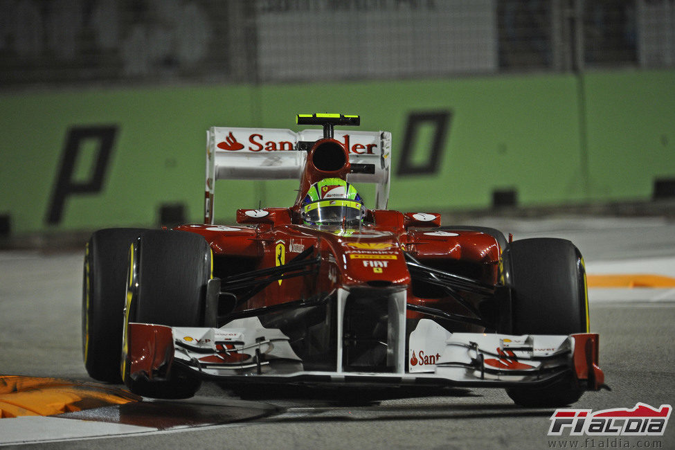 Felipe Massa rueda en los libres del GP de Singapur 2011