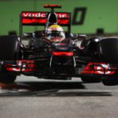 Lewis Hamilton vuela sobre los pianos en Singapur