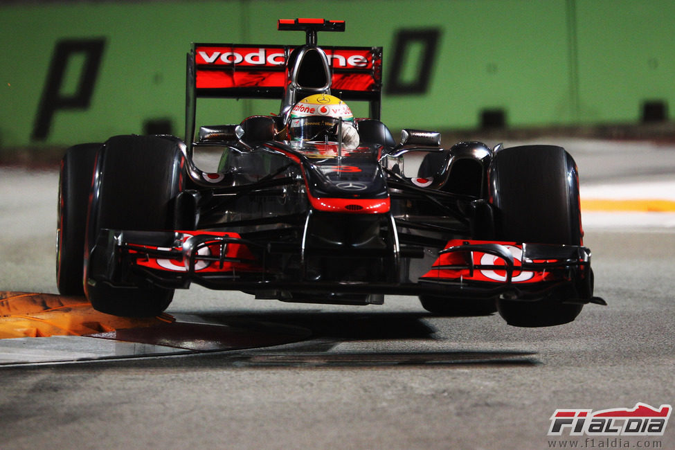 Lewis Hamilton vuela sobre los pianos en Singapur