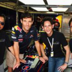 Webber junto a algunos VIPs en el box de Red Bull