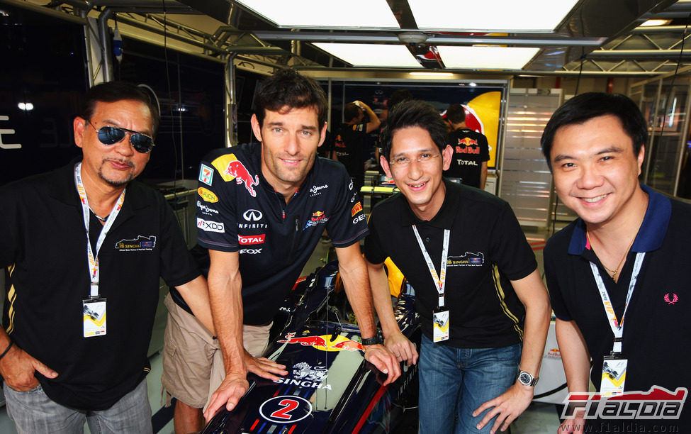 Webber junto a algunos VIPs en el box de Red Bull