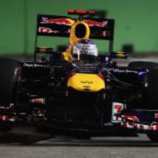 Sebastian Vettel busca la 'pole position' en el GP de Singapur 2011