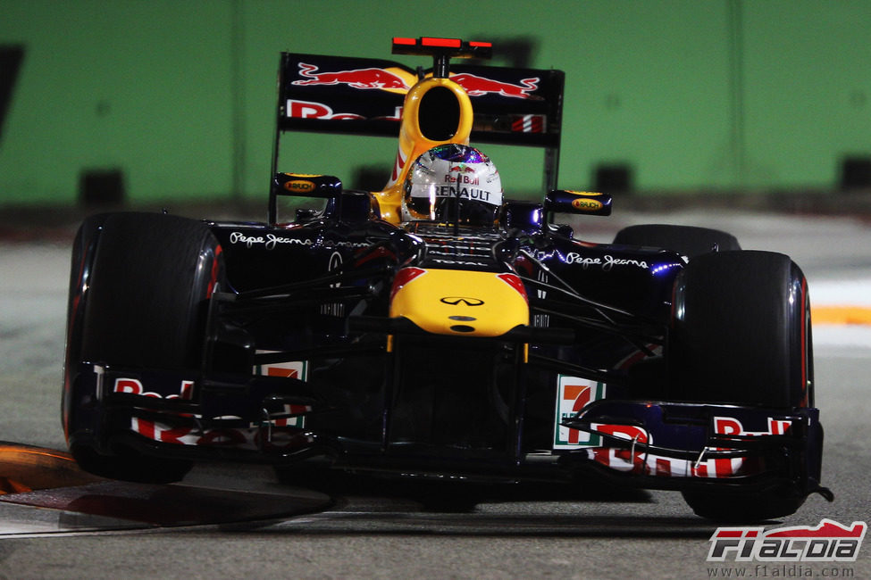 Sebastian Vettel busca la 'pole position' en el GP de Singapur 2011