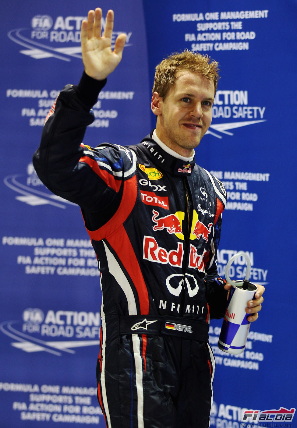 Vettel saluda a la afición tras lograr la 'pole' en Marina Bay