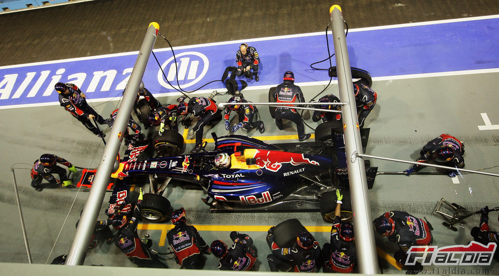 Cambio de neumáticos para Sebastian Vettel en Singapur 2011