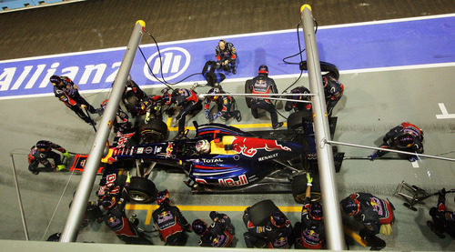 Cambio de neumáticos para Sebastian Vettel en Singapur 2011