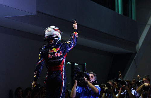 Sebastian Vettel levanta su dedo también en el GP de Singapur 2011